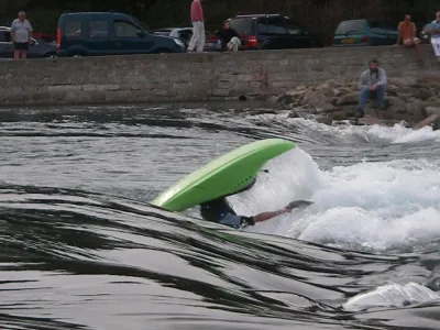 berder detruit pour chasser les kayakistes